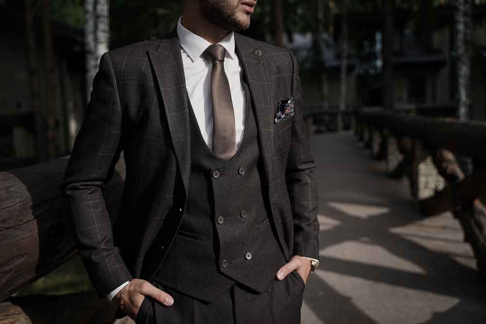 Eleganter Herr mit Luxus Krawatte